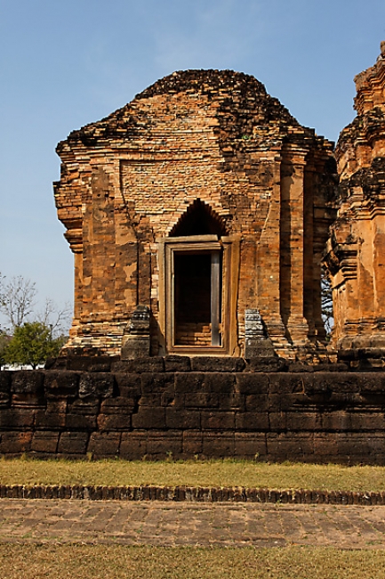 16-Prasat Sikhoraphum-005